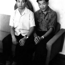 1963 год, Поселок Асу-Булак С младшим братом Кадылбеком, справа