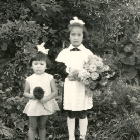 Entrée en CP, en compagnie de sa soeur Galia, région du Kazakhstan Oriental, 1965.